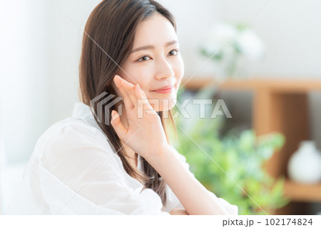 リビングでスキンケアをする若い女性 102174824