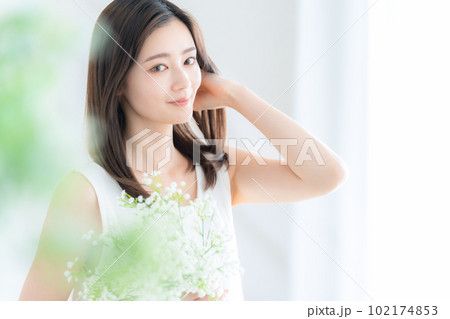 リビングで花束を持つ若い女性 リビングで花束を持つ若い女性 102174853