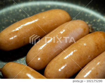 ウインナー(ポークソーセージ)をフライパンで焼く。 102175290