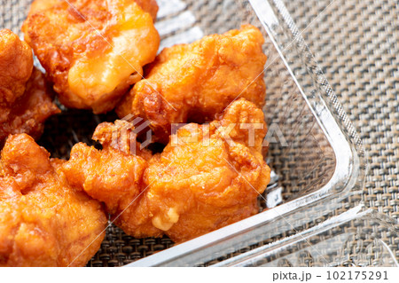 テイクアウトイメージ。透明プラスチック容器に入れられた、鶏肉の唐揚げ。 テイクアウトイメージ。透明プラスチック容器に入れられた、鶏肉の唐揚げ。 102175291
