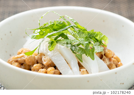 納豆アレンジ。剣先イカ刺身トッピング極小粒納豆。 納豆アレンジ。剣先イカ刺身トッピング極小粒納豆。 102178240