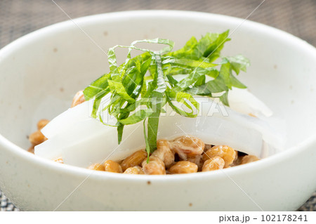 納豆アレンジ。剣先イカ刺身トッピング極小粒納豆。 102178241