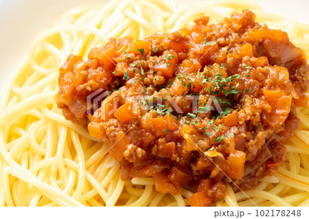 ミートソースパスタ(スパゲティ･ミートソース)のアップ。 102178248