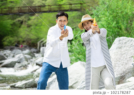 水遊びを楽しむカップル 102178287