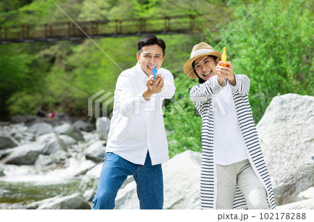 水遊びを楽しむカップル 102178288