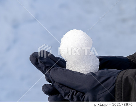手にのせた小さな雪だるま。 手にのせた小さな雪だるま。 102178976