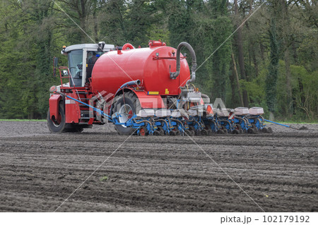 A slurry injector planting maize on arable land 102179192
