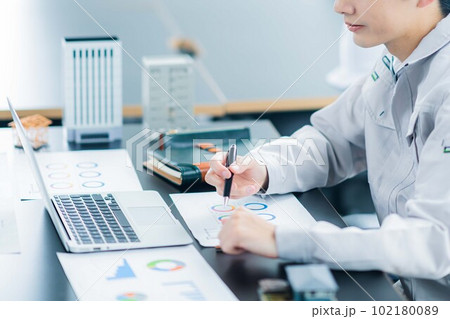 模型を並べ開発計画を検討するエンジニア　顔なし 102180089