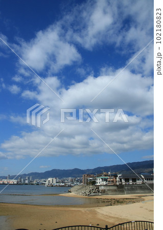 芦屋川(兵庫県芦屋市)河口付近から見た街並み 芦屋川(兵庫県芦屋市)河口付近から見た街並み 102180823