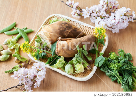 ざるに盛った春野菜 102180982