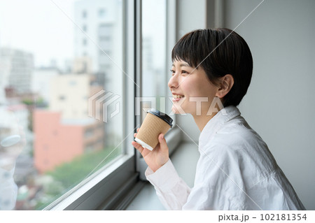 窓際で微笑む女性 窓際で微笑む女性 102181354
