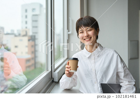 窓際で微笑む女性 102181461