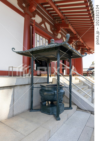 大阪・天王寺 / 金堂の前の大香炉(2023年4月1日撮影) 大阪・天王寺 / 金堂の前の大香炉(2023年4月1日撮影) 102181534