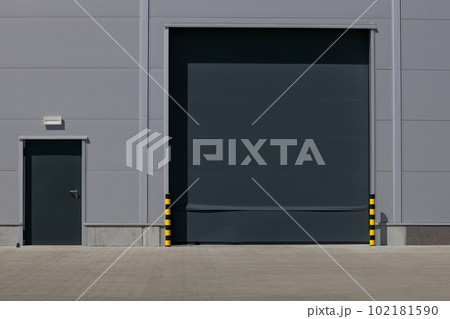 Roller shutter entrance for industrial building's loading area Roller shutter entrance for industrial building's loading area 102181590