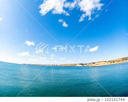 対角魚眼レンズで撮った日本のドーバー　太平洋を望む千葉県屛風ヶ浦のすがすがしい景色 102181744