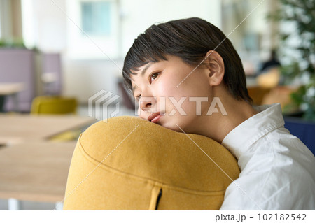お疲れな表情の女性 102182542