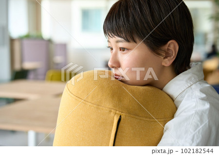 放心状態の女性 放心状態の女性 102182544