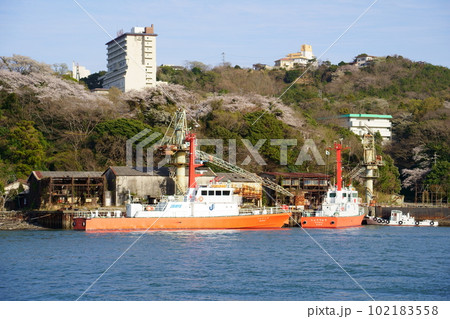 鳥羽港に停泊中のエスコートボート／三重県鳥羽市 102183558