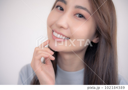 お肌の調子を気にする女性 102184389