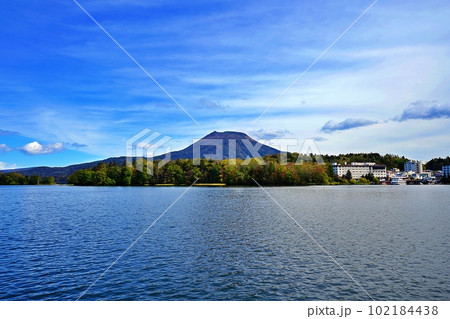 雄大な北海道 阿寒湖と雄阿寒岳を望む絶景 雄大な北海道 阿寒湖と雄阿寒岳を望む絶景 102184438