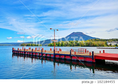 雄大な北海道 阿寒湖と雄阿寒岳を望む絶景 102184455