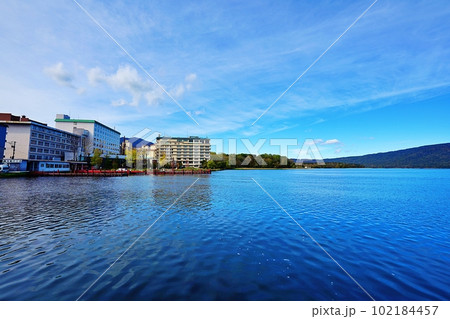 阿寒湖と温泉街を望む絶景 102184457