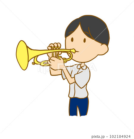 トランペットを吹く男の子 102184924