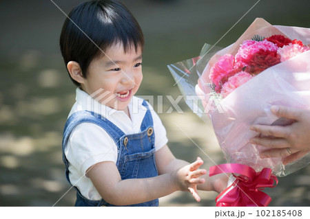 ママや母親に花束を贈る子供 ママや母親に花束を贈る子供 102185408