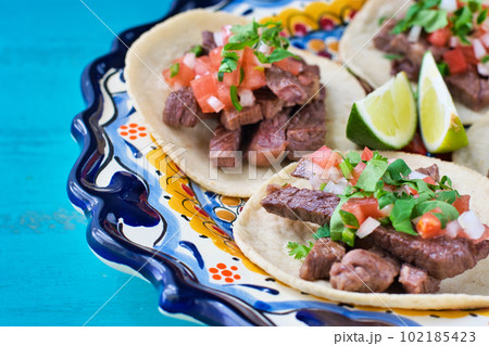 メキシコ料理の美味しいタコス 102185423