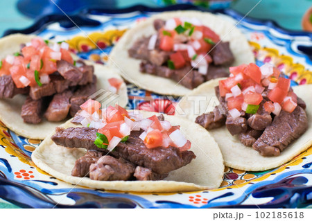 メキシコ料理の美味しいタコス 102185618