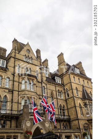 英国国旗が飾られた歴史的なレンガ造りの大きな建物 オックスフォード