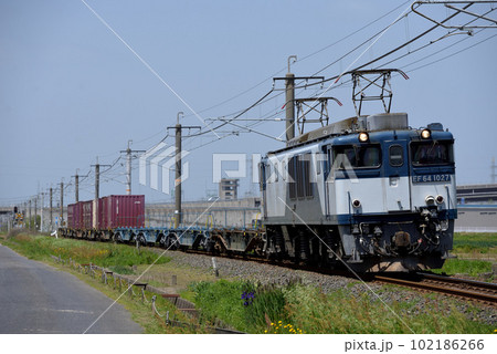 伯備線を走るEF641027コンテナ貨物列車 伯備線を走るEF641027コンテナ貨物列車 102186266