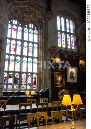 オックスフォード大学クライストチャーチの歴史的な大広間の食堂 102186476