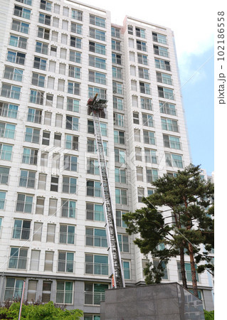 はしご車を使った高層マンションの引っ越し（韓国） 102186558