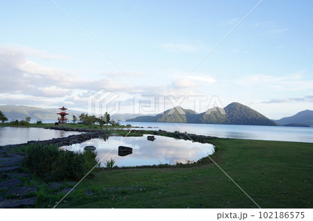 浮御堂と洞爺湖 102186575