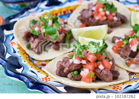 メキシコ料理の美味しいタコス 102187262