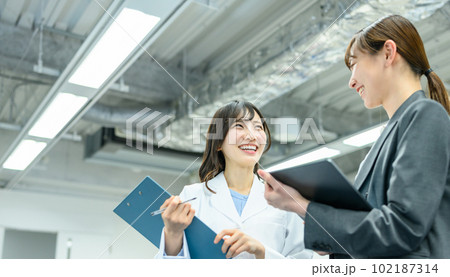 働く仲間たち、ビジネスシーン 102187314