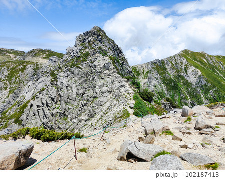 夏の宝剣岳登山(三ノ沢分岐から望む宝剣岳) 夏の宝剣岳登山(三ノ沢分岐から望む宝剣岳) 102187413