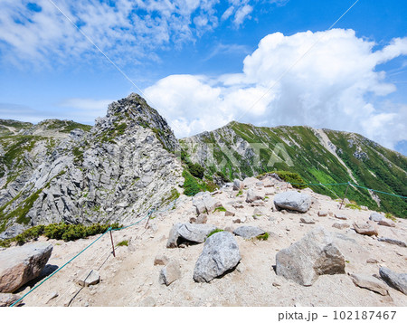 夏の宝剣岳登山（三ノ沢分岐から望む宝剣岳） 102187467