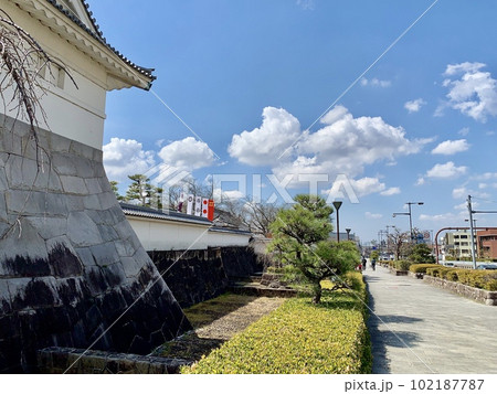 岡崎城大手門瓦塀と国道1号線沿いの歩道〈岡崎城公園/愛知県岡崎市〉 岡崎城大手門瓦塀と国道1号線沿いの歩道〈岡崎城公園/愛知県岡崎市〉 102187787