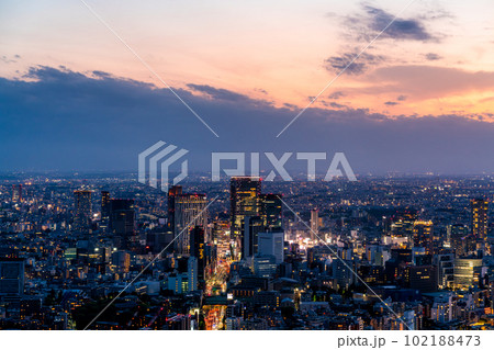 【東京都】夕焼け空の大都市渋谷の都市風景 102188473