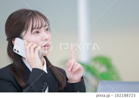 電話_良い方法を思い付いて話すフレッシャーズ_クローズアップ2 電話_良い方法を思い付いて話すフレッシャーズ_クローズアップ2 102188723