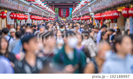 日本の東京都市景観 マ無しの方増加で、もはや感染爆発はない…浅草寺はコロナ前をこえる人流…=5月1日 日本の東京都市景観 マ無しの方増加で、もはや感染爆発はない…浅草寺はコロナ前をこえる人流…=5月1日 102188997