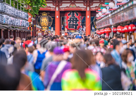 日本の東京都市景観 マ無しの方増加で、もはや感染爆発はない…浅草寺はコロナ前をこえる人流…＝5月1日 102189021