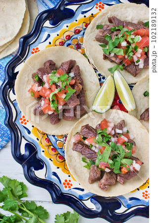 メキシコ料理の美味しいタコス メキシコ料理の美味しいタコス 102189132