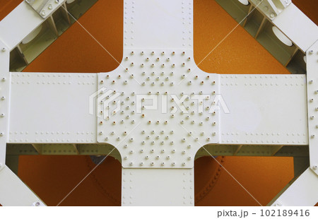 鉄骨とナット 102189416