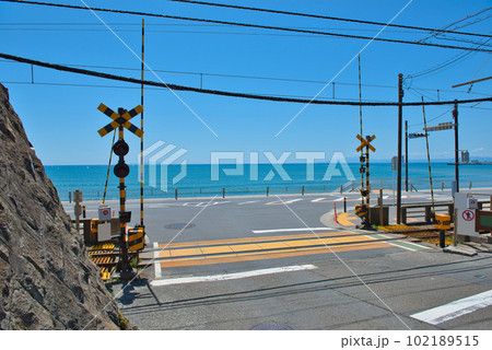 江ノ電　鎌倉高校前の踏切 102189515