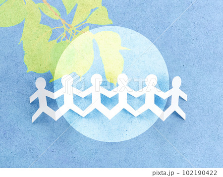 つながった紙人形_青空に地球と葉イラスト 102190422