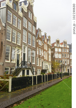 View of The internal courtyard of Begijnhof in Amsterdam, Netherlands. 102190680