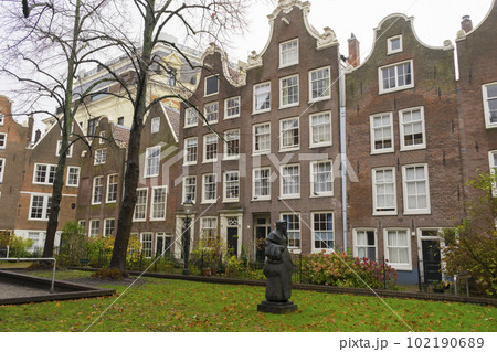 View of The internal courtyard of Begijnhof in Amsterdam, Netherlands. 102190689